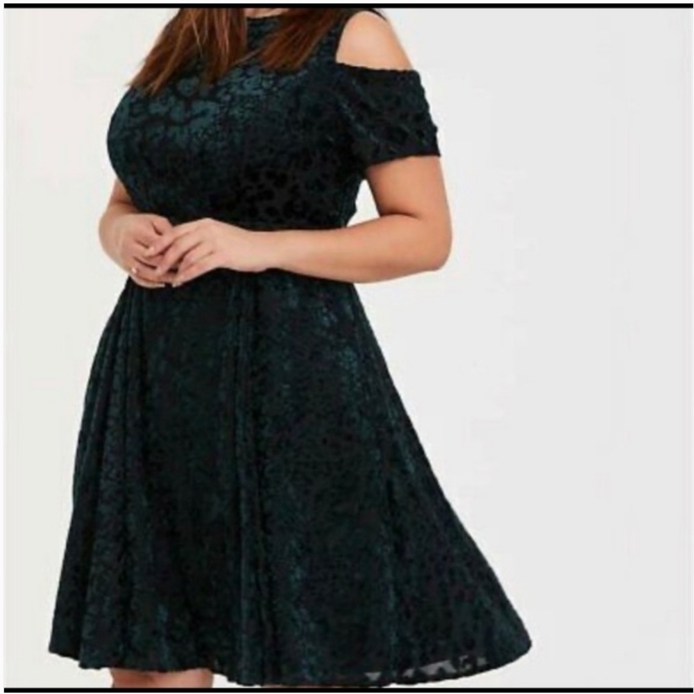 NWT TORRID 1 EMERALD GREEN COLD SHOULDER DRESS